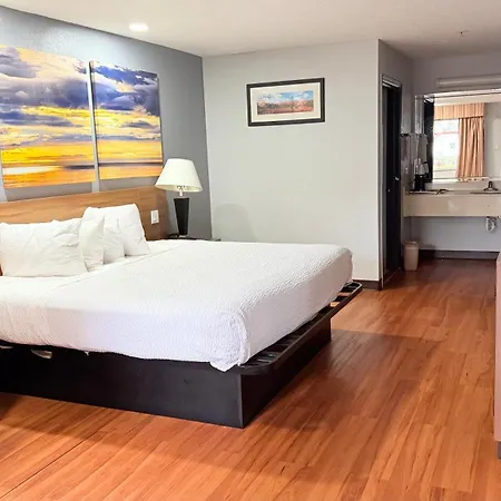 Days Inn & Suites By Wyndham Winnie-3