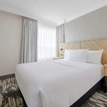 Sandman Signature Mississauga Hotel-2