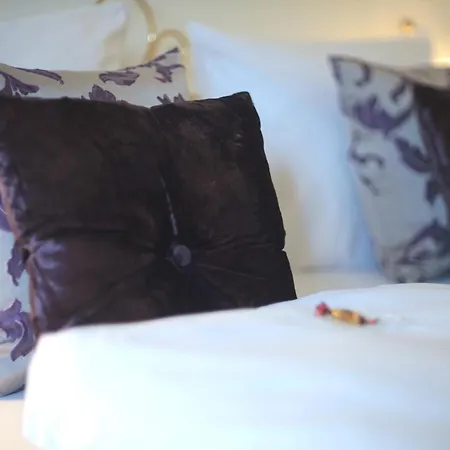 DAS KLEINE HOTEL IPHOFEN, klimatisierte Zimmer- 55 TV, TV mirroring, kleines Secret mit Garten&Terrassen, nahe aller VDP Weingüter, Hunde willkommen, fine dining, nahe KNAUF GIPS KG und KNAUF IT ConneKT-3