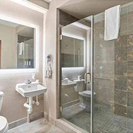 Edgewater Hotel And Suites-2