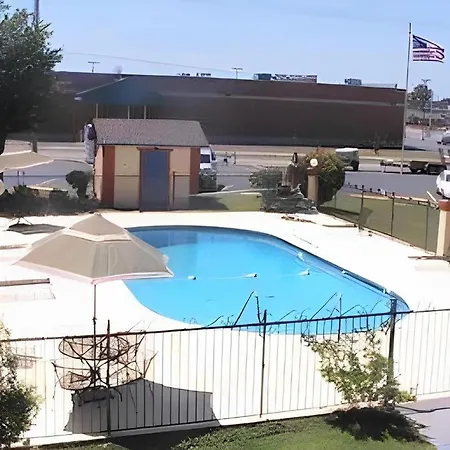 Days Inn By Wyndham Okmulgee-3