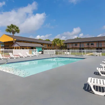 Super 8 By Wyndham Biloxi At The Beach-3