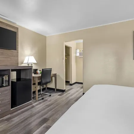Travelodge By Wyndham Rapid City-2