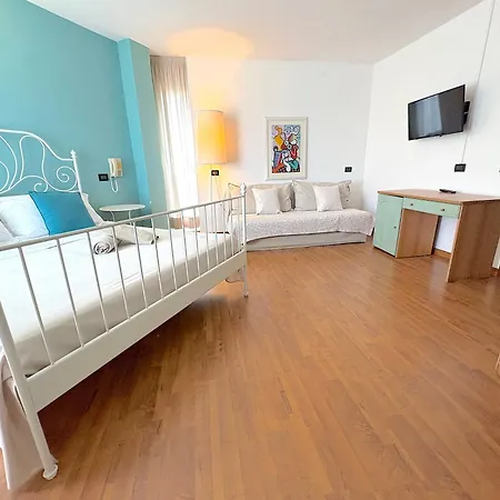 Hotel President-2