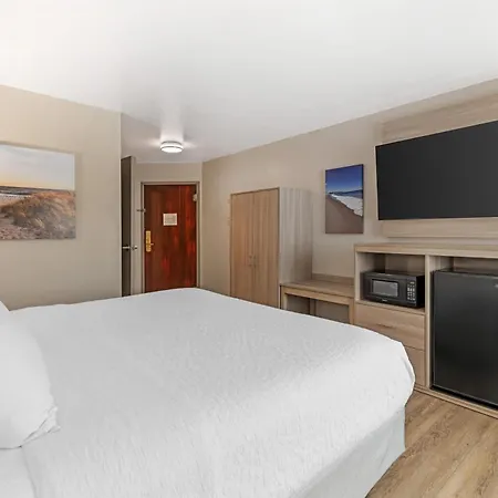 Best Western Plus, The Inn At Hampton-2