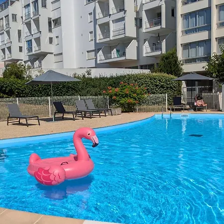 Résidence avec Piscine face au port 200m plage-2
