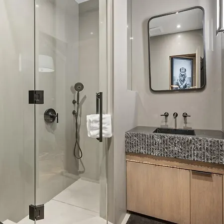 Independence Square 301, Great Hotel Room With Excellent Location & Rooftop Hot Tub-2