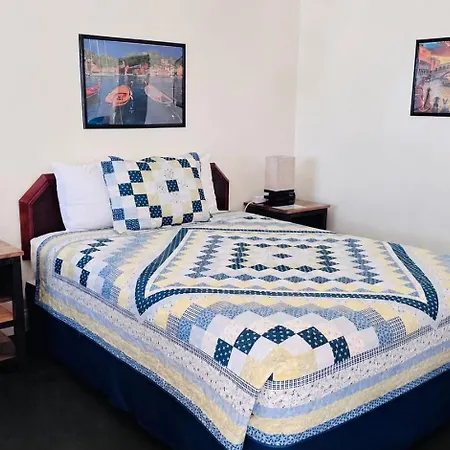 Golden West Motel-2