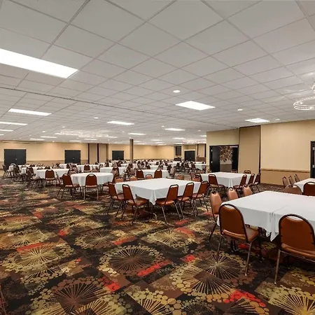 Ramada By Wyndham Grand Forks-3