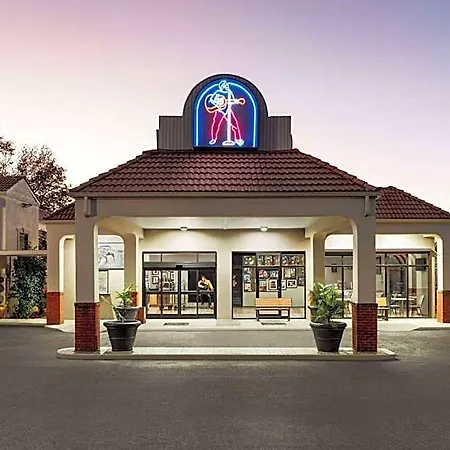 Days Inn By Wyndham Memphis At Graceland-3