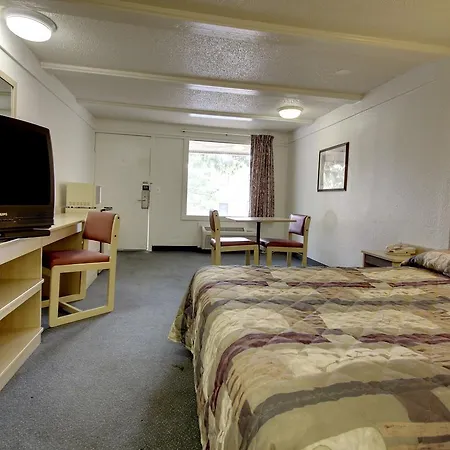 Rodeway Inn & Suites Fenton-2