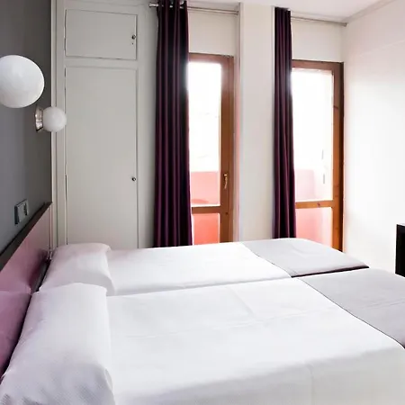 Hostal Un Punto Chic-Joaquin Costa-3