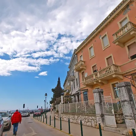 Apartments By The Sea 1050-3