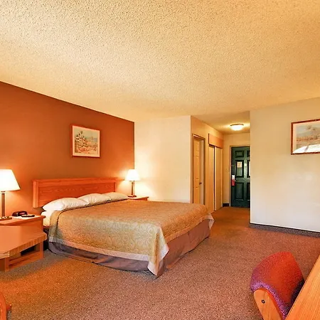 Super 8 By Wyndham Long Beach-3