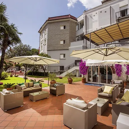 Hotel Riviera 3 Stelle con piscina estiva gratuita e garage a pagamento-2