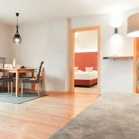 Hotel Tiefenbrunn Gardensuites & Breakfast-3