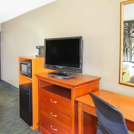 Super 8 By Wyndham Panama City-3