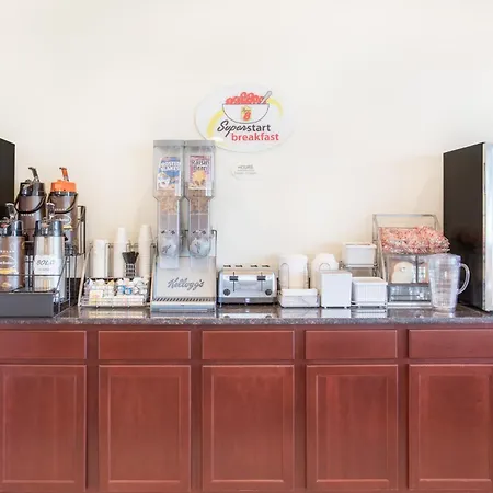 Super 8 By Wyndham Cedar Falls-3