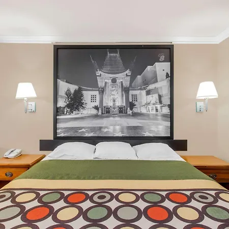 Super 8 By Wyndham Los Angeles Downtown-3