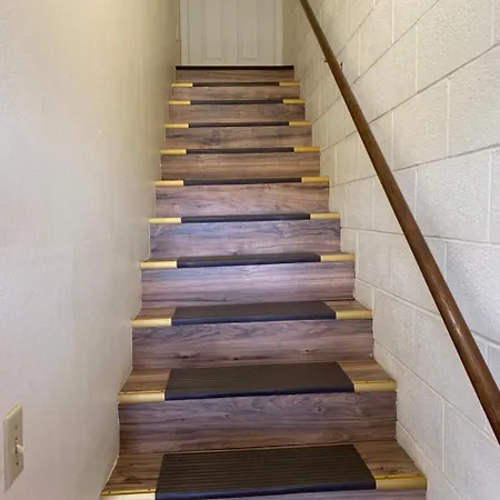 Townhouse Inn & Suites-3