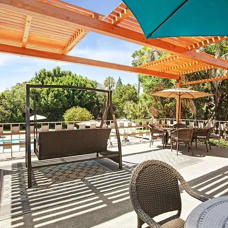 Super 8 By Wyndham Long Beach-2