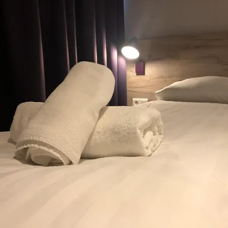 Facade Hotel Amsterdam-2