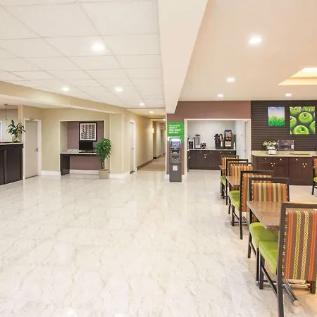 La Quinta Inn & Suites Far Rockaway - Beach Hotel-3
