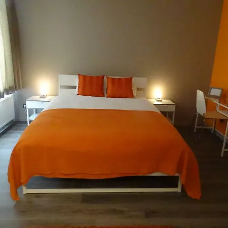 Suite 11-2
