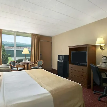 Days Inn By Wyndham Butler Conference Center-3