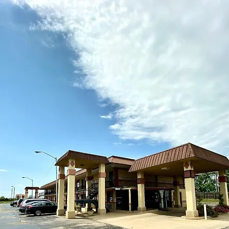 Super 8 By Wyndham Shawnee-2