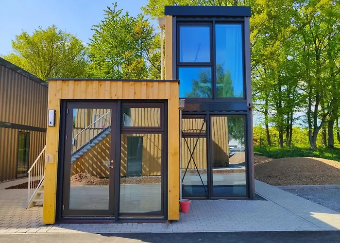 Modern ausgebauter Überseecontainer als Tiny House