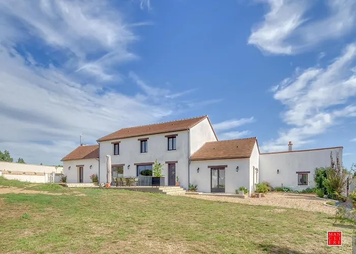 maison blanche piscine et petit déjeuner Châtellerault