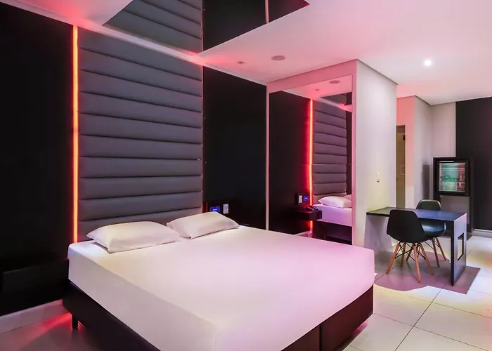 Plaza Motel (Adults Only)