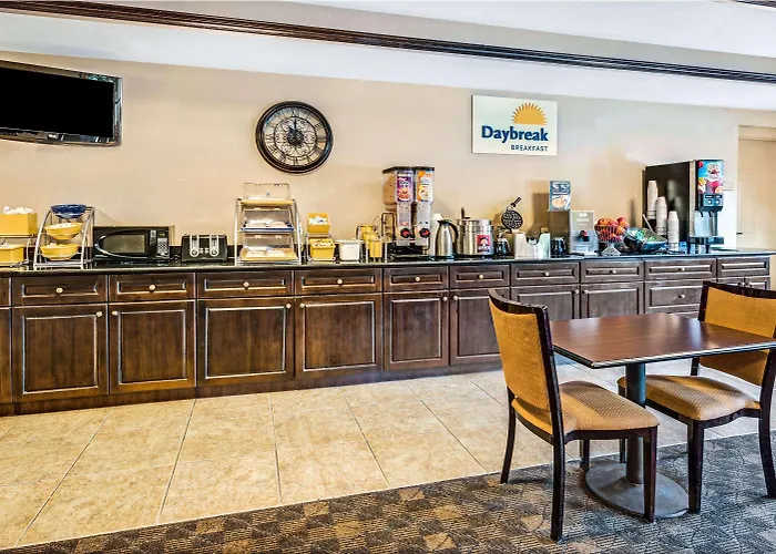 Days Inn & Suites By Wyndham Jeffersonville In Clarksville 
