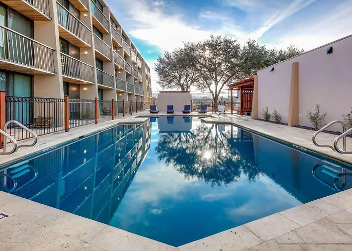 Ramada By Wyndham Austin South Hotel