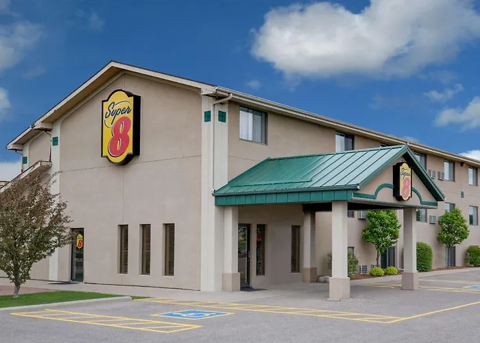 Super 8 By Wyndham Willmar Hotel