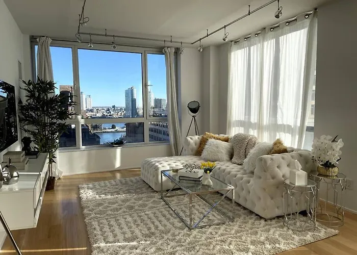 Large 3 Bedroom 2 Blocks From Times Square