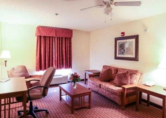 Mountain Inn & Suites Airport - Hendersonville