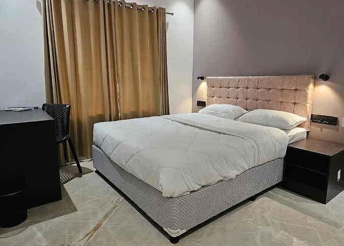 7 The Business Hotel