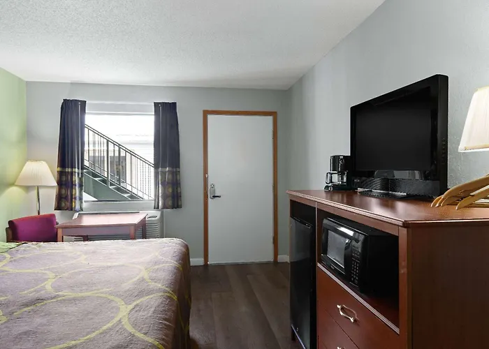 Super 8 By Wyndham Branson - Shepherd Of The Hills Exwy