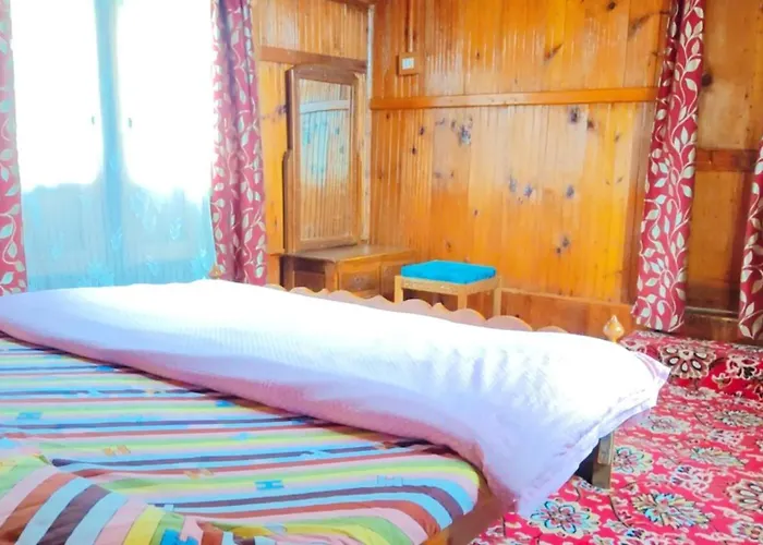 Houseboat Wild Rose