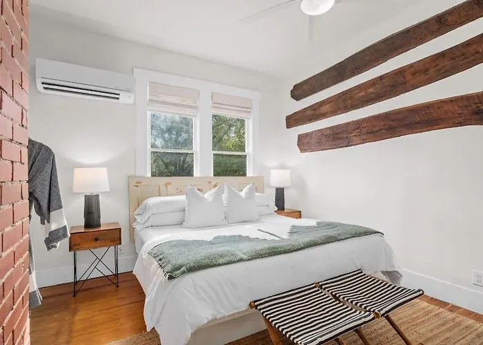 The Downtown Studio 1 Private Hot Tub Fredericksburg