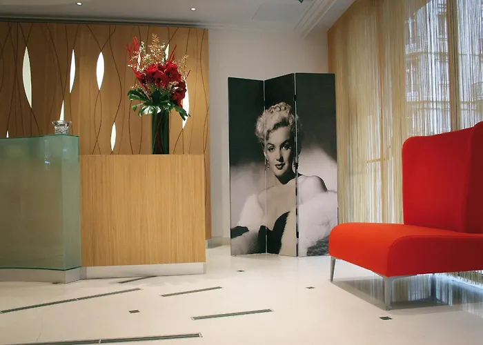 Westside Arc De Triomphe Hotel
