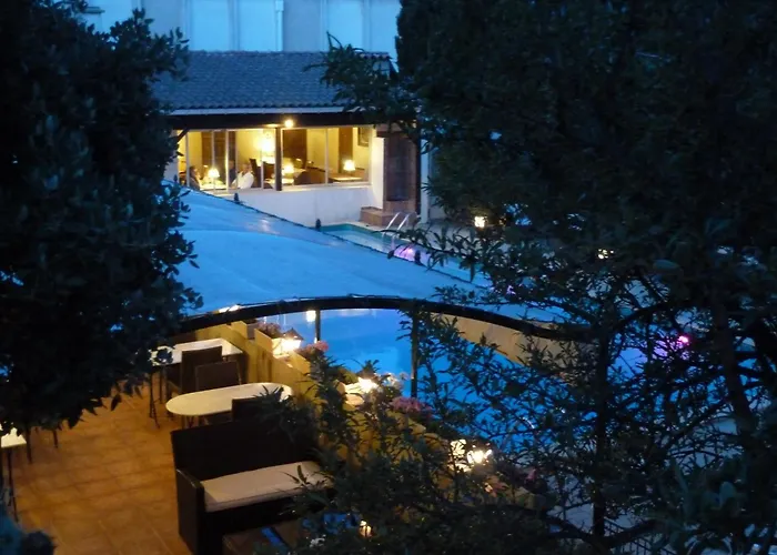 Logis Hôtel - Restaurant Résidence Les Cèdres Villeneuve-lès-Avignon