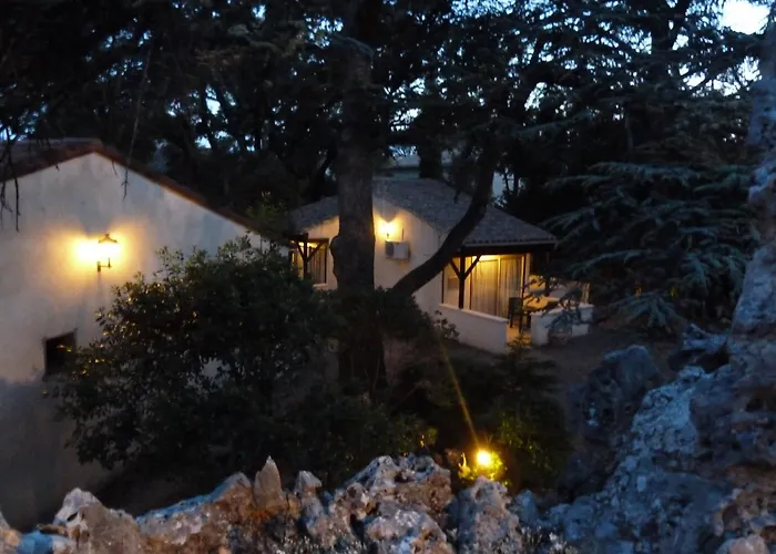 Logis Hôtel - Restaurant Résidence Les Cèdres Villeneuve-lès-Avignon
