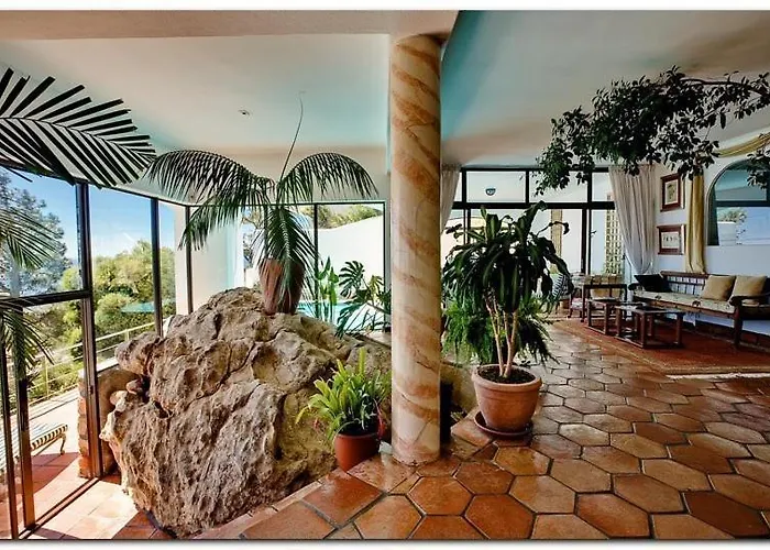 Bayview Penthouses And Rooms