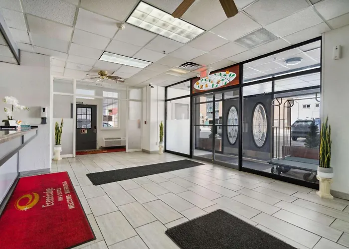 Econo Lodge Inn & Suites Waterloo Downtown