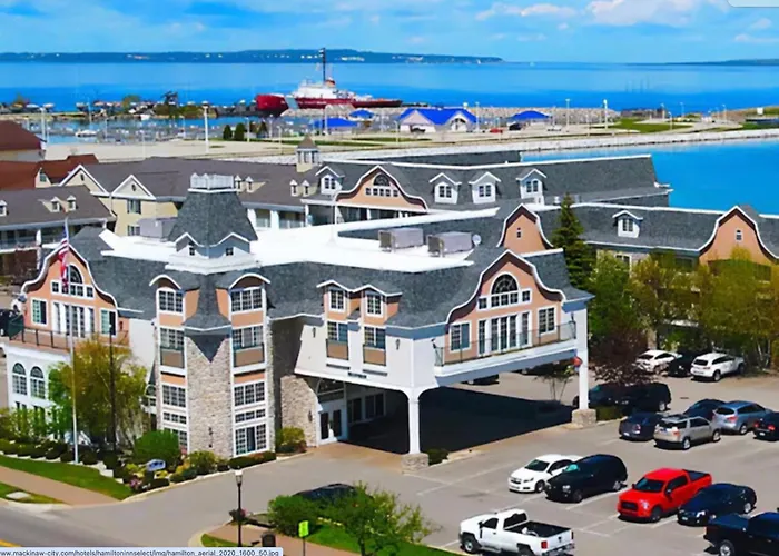 Hamilton Inn Select Beachfront Mackinaw City