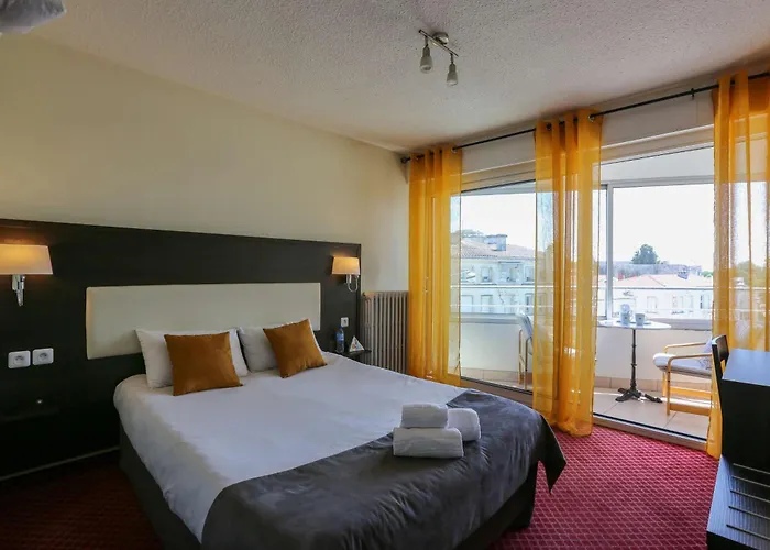 Brit Hotel Bleu Nuit Saintes