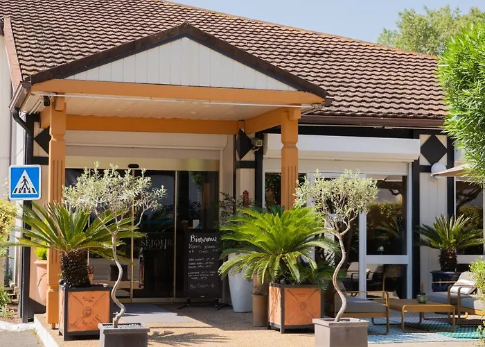 Brit Hotel Confort Nîmes Ouest - A9 sortie 25 - Pdj dès 5h30 - Parking PV - Terrasse&jardin - Pet friendly - Séminaire - Accueil groupe